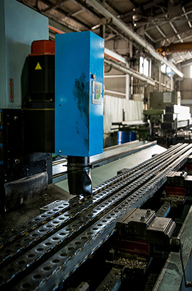 工場内の機械の写真です。